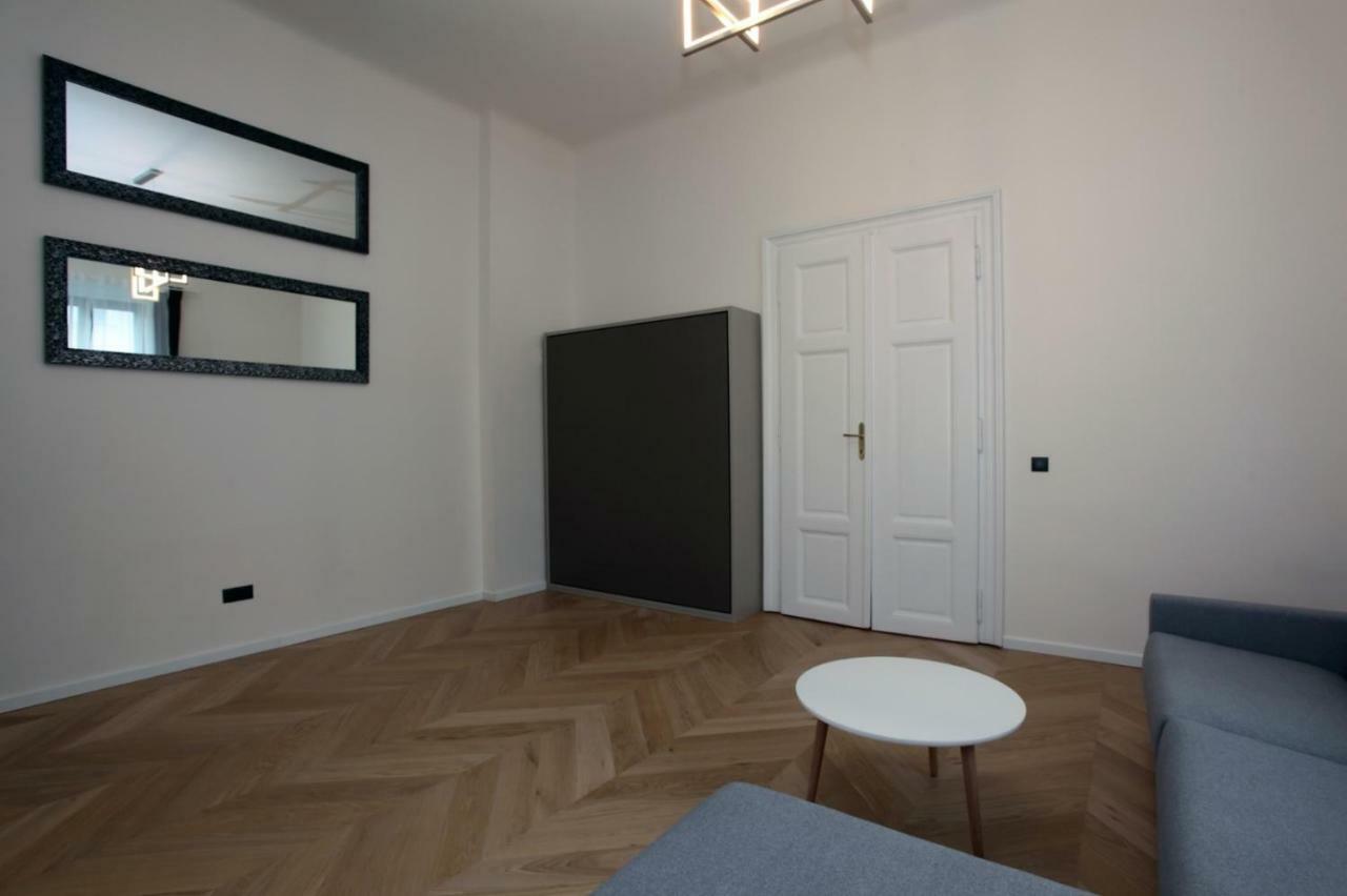 The House - Mezibranska Apartamento *