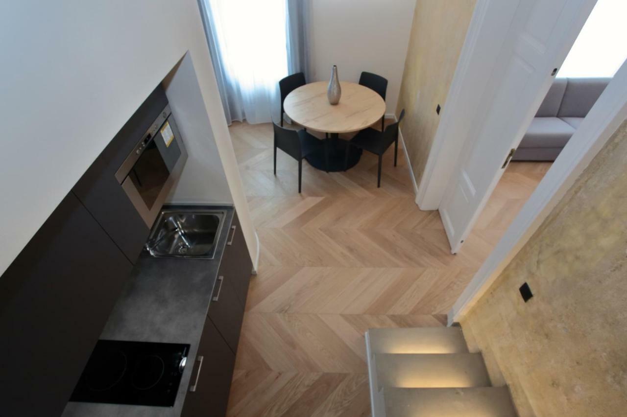 The House - Mezibranska * Praga