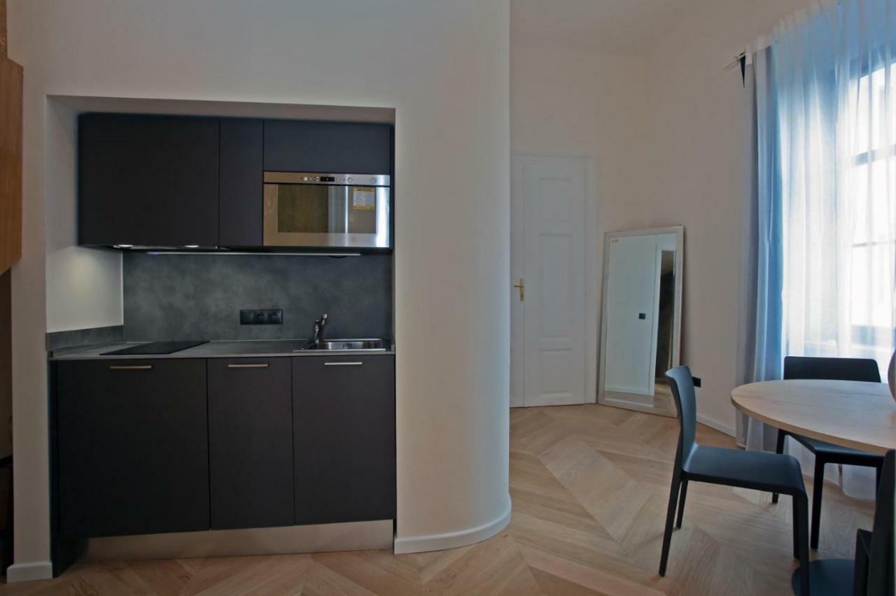 The House - Mezibranska Apartamento
