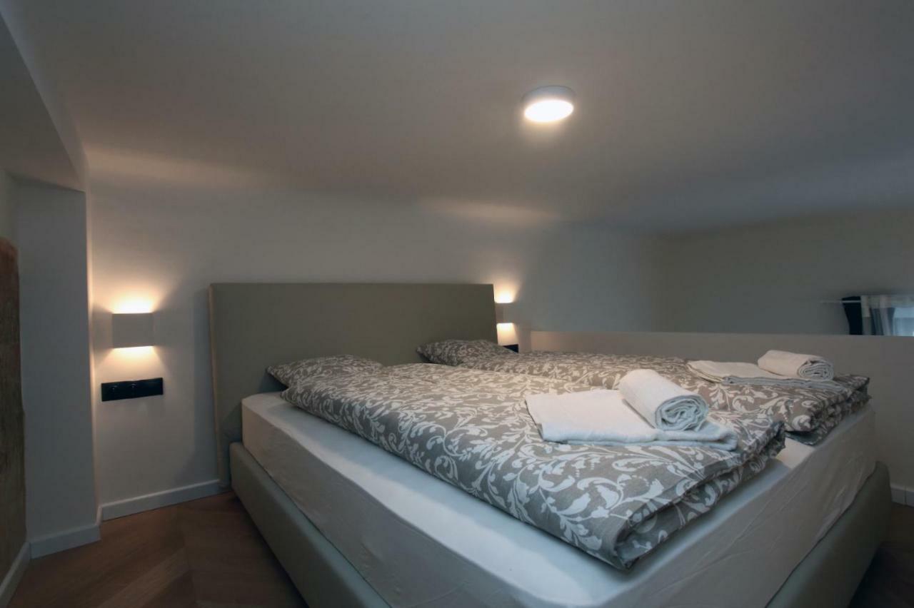The House - Mezibranska Apartamento *